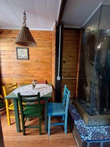 a dining room with a table and chairs at Treehouse albatroz hospedaria in Imbituba