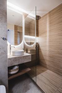 a bathroom with a sink and a mirror at Filomacka Przestrzeń in Toruń