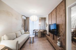 a living room with a couch and a tv at Filomacka Przestrzeń in Toruń