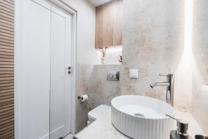 a bathroom with a sink and a toilet at Filomacka Przestrzeń in Toruń
