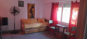a small room with a bed and a window at Casa 7 personas in Villa Gesell
