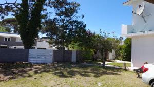 a backyard of a house with a fence at Casa 7 personas in Villa Gesell