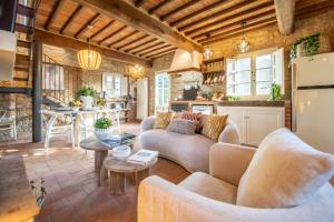 a living room with couches and a kitchen at Chille in Capannori