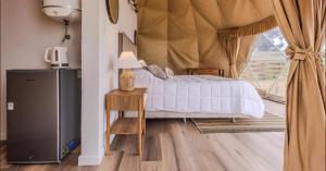 a bedroom with a bed and a window at Hotel La Perla Domos in Punta del Este