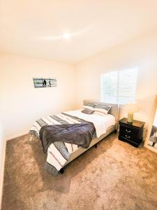 una camera da letto con un letto e una finestra di Vip Class Two a Lodi