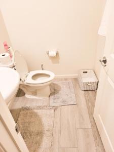 un bagno con un water e un tappeto di Vip Class Two a Lodi Altre 7 foto