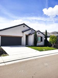 una casa bianca con un garage su una strada di Vip Class Two a Lodi