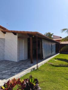 a house with a chain attached to it at Casa Bilbao in Maricá