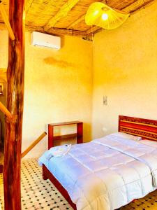 a bedroom with a bed in a room at Charmante Villa Traditionnelle in Marrakesh