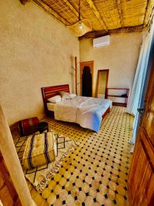 a bedroom with two beds and a tiled floor at Charmante Villa Traditionnelle in Marrakesh