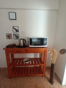 a microwave sitting on top of a wooden table at Casa Serena in Munro