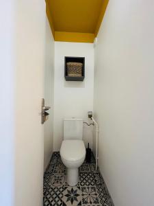 a small bathroom with a toilet in a room at Appartement Bellevue - T2 vue montagne - calme - parking gratuit - 4 personnes in Meylan +8 photos