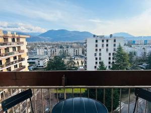 a balcony with a view of a city at Appartement Bellevue - T2 vue montagne - calme - parking gratuit - 4 personnes in Meylan