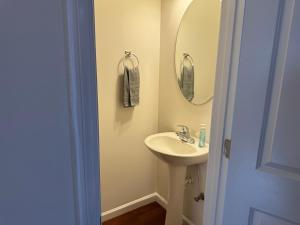 a bathroom with a sink and a mirror at Magnolia place in Cleveland +12 photos