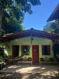 a house with a green and orange at Apartamentos Ouro Verde in Angra dos Reis
