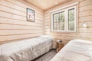 a bedroom with two beds and a window at Villa Bear Den in Kittilä