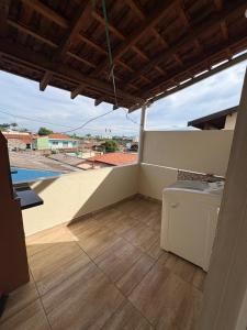 a balcony with a washing machine on a roof at Casa para 5 pessoas, 1 vaga de garagem, wi-fi, próximo EMS in Hortolândia