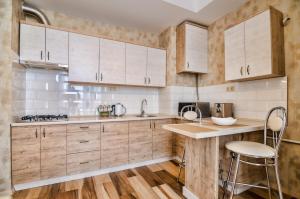 Virtuvė arba virtuvėlė apgyvendinimo įstaigoje LEOGRAND Apartments z Panoramoyu Lvova