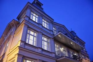 a tall building with windows at night at Dwie Wieże in Międzyzdroje