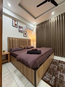 a bedroom with a large bed in a room at Luxe Label Studio by Sam in Zirakpur