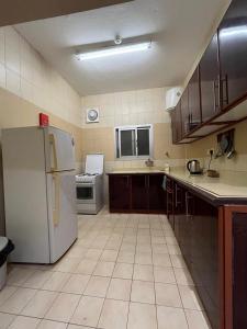 a kitchen with a refrigerator and a stove at شقق دازللشقق المخدومة in Hail