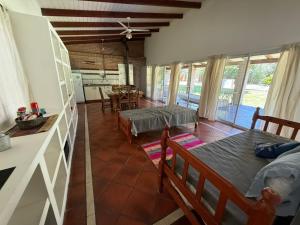 a room with two beds and a kitchen with a table at Resolana y Rinconada in Isla del Rincón