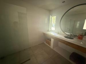 a bathroom with a sink and a mirror at Resolana y Rinconada in Isla del Rincón