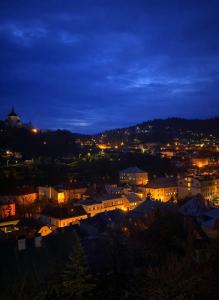 a view of a city at night at Panoráma apartmán Centrum in Banská Štiavnica +2 photos