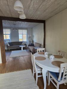 a living room with a white table and chairs at Suur-Veski apartment in Pärnu