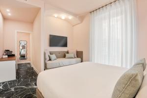 a hotel room with a bed and a tv at Nessun Dorma Suite in Manarola