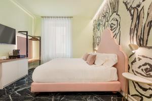 a bedroom with a bed and a wall with a painting at Nessun Dorma Suite in Manarola