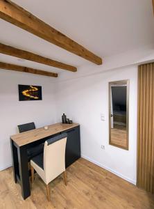 a dining room with a desk and a mirror at Apartman Martinović in Županja
