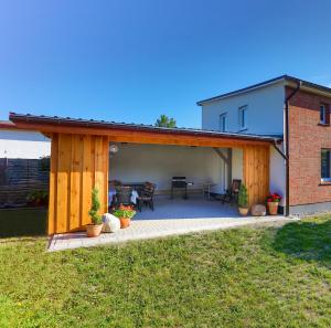 an extension of a house with a patio at Ferienhaus Herbert in Groß Kordshagen