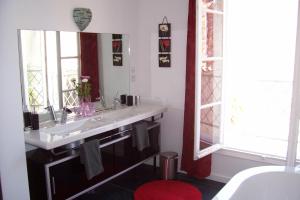 a bathroom with a sink and a mirror at L'Orangerie in Rivesaltes