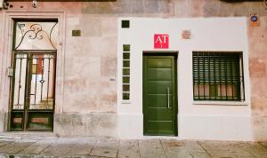 an entrance to a building with a green door at Estudio El Santo 1 in Salamanca