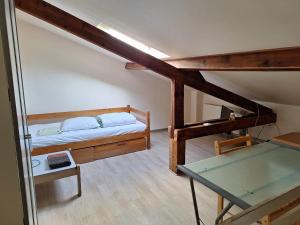 a small room with a bed and a table at Petite maison proche cathédrale hyper centre in Toul