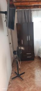 a room with a fan and a tv in it at Hospedaje Viento in Paracas