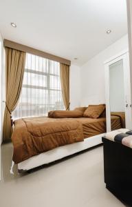 a bedroom with two beds and a large window at Haus Strahlende Villa in Batu