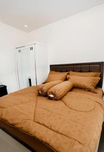 a bed with pillows on it in a bedroom at Haus Strahlende Villa in Batu +47 photos