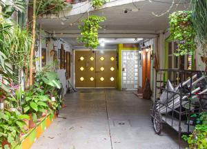 a hallway with a door and some plants at Casa Dos Arbolitos in Ciudad Nezahualcóyotl