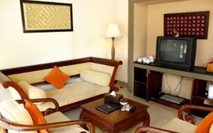 TV tai viihdekeskus majoituspaikassa Kalicaa Villa Resort, Tanjung Lesung
