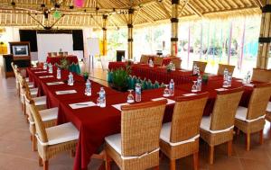 ห้องอาหารหรือที่รับประทานอาหารของ Kalicaa Villa Resort, Tanjung Lesung