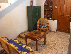 a room with two chairs and a table and a table sidx sidx at Casa Dos Arbolitos in Ciudad Nezahualcóyotl