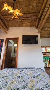 a bedroom with a bed and a ceiling at Cabaña Mirador Calima in Mediacanoa