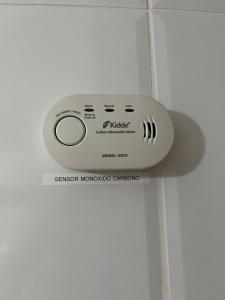 a remote control on a ceiling in a room at Apartamento a 2 Minutos da Praça! in Domingos Martins
