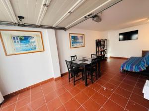 a room with a table and chairs and a couch at Atlantic Breeze House I Double Rooms at EL CAMPANARIO I 5 minutes from Popcorn Beach in Corralejo