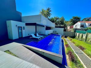a swimming pool in the backyard of a house at Avitat Link in San Salvador
