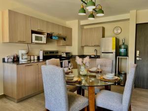 a kitchen and dining room with a table and chairs at Avitat Link in San Salvador