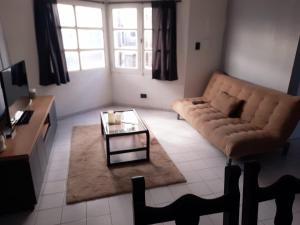 a living room with a couch and a coffee table at Duplex familiar zona macrocentro in Resistencia