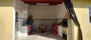 a small kitchen with a table in a room at Chalés Vitória in Cunha